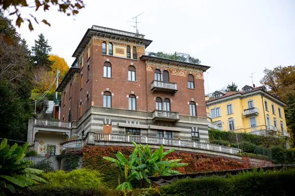 Torino, İtalya - 09 Kasım 2021: Sonbahar yapraklı bir yamaçtaki villalar