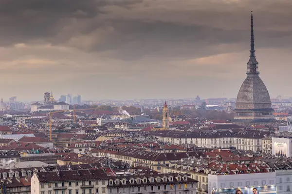 Torino, İtalya - 08 Kasım 2021: Benli Antonelliana ile Torino 'nun günbatımında Monte dei Cappuccini perspektifinden panoramik şehir manzarası
