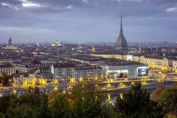 Torino, İtalya - 08 Kasım 2021: Benli Antonelliana ile Torino 'nun günbatımında Monte dei Cappuccini perspektifinden panoramik şehir manzarası