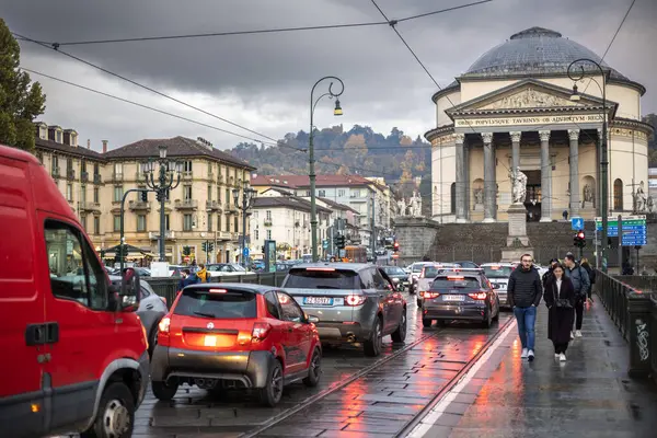 Torino, İtalya - 08 Kasım 2021: Chiesa Parrocchiale della Gran Madre di Dio ve Turin silueti, Po Nehri üzerindeki Ponte Vittorio Emanuele I köprüsünden sonbahar yeşillikleriyle