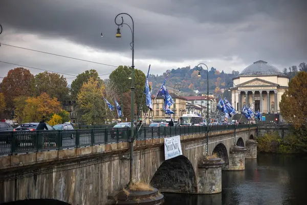 Torino, İtalya - 08 Kasım 2021: Chiesa Parrocchiale della Gran Madre di Dio ve Turin silueti, Po Nehri üzerindeki Ponte Vittorio Emanuele I köprüsünden sonbahar yeşillikleriyle