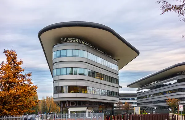 Torino, İtalya - 08 Kasım 2021: Torino Üniversitesi 'nin bir parçası olan, Dora Riparia nehrinin kıyısındaki Luigi Einaudi Kampüsü' nün geniş pencereli modern eğri binalar