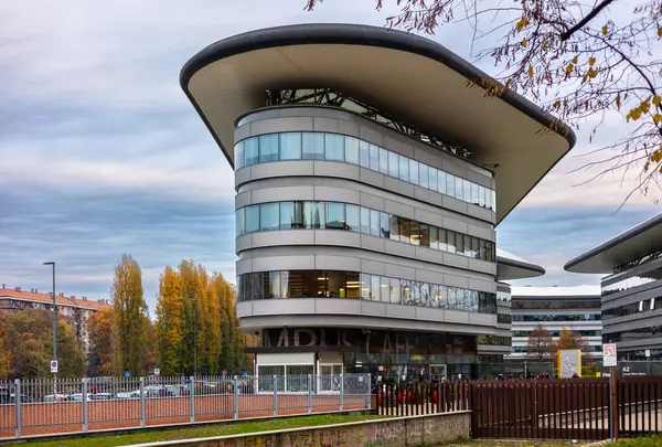 Torino, İtalya - 08 Kasım 2021: Torino Üniversitesi 'nin bir parçası olan, Dora Riparia nehrinin kıyısındaki Luigi Einaudi Kampüsü' nün geniş pencereli modern eğri binalar