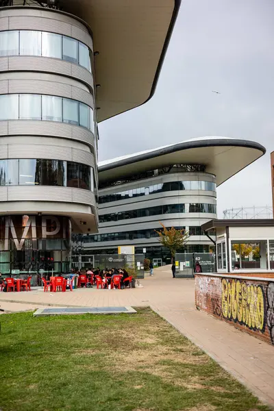 Torino, İtalya - 08 Kasım 2021: Torino Üniversitesi 'nin bir parçası olan, Dora Riparia nehrinin kıyısındaki Luigi Einaudi Kampüsü' nün geniş pencereli modern eğri binalar