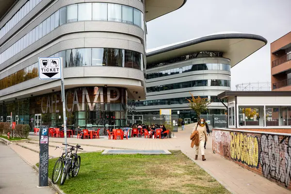 Torino, İtalya - 08 Kasım 2021: Torino Üniversitesi 'nin bir parçası olan, Dora Riparia nehrinin kıyısındaki Luigi Einaudi Kampüsü' nün geniş pencereli modern eğri binalar