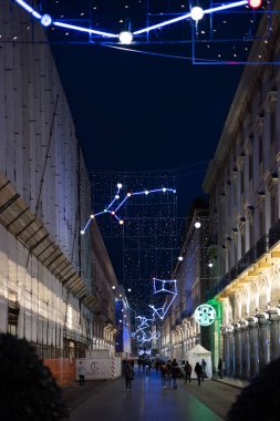 Torino, İtalya - 09 Kasım 2021: Gece Via Roma 'da takımyıldızları, yıldızlı gökyüzü ve burç işaretlerini resmeden aydınlatılmış sokak süslemeleri.