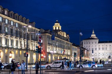 Torino, İtalya - 09 Kasım 2021: Geceleri Torino 'da Piazza Castello' daki aydınlık binalar, yaya geçitleri ve geçen araçlar.