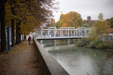 Torino, İtalya - 09 Kasım 2021: Ponte mobil Domenico Carpanini, beyaz çelik yapıya sahip modern bir yaya köprüsü, sonbahar yaprakları boyunca uzanan bir nehir..