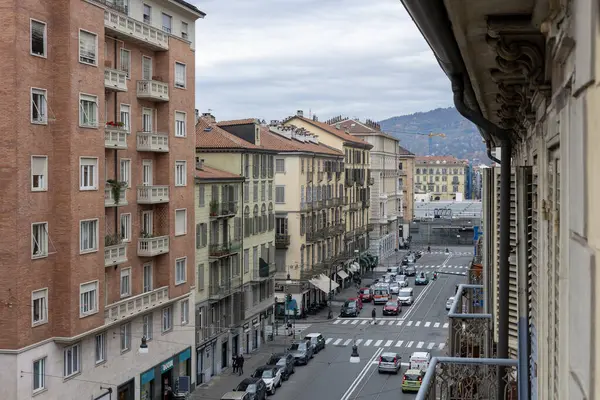 İtalya, Torino 'daki binalar, karla kaplı Alpler' in manzaralı arka planı. Dağ manzaralı şehir manzarası.