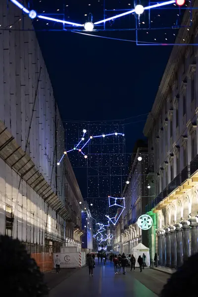 Torino, İtalya - 09 Kasım 2021: Gece Via Roma 'da takımyıldızları, yıldızlı gökyüzü ve burç işaretlerini resmeden aydınlatılmış sokak süslemeleri.