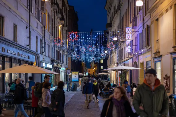 Torino, İtalya - 9 Kasım 2021 Via Accademia delle Scienze 'deki akşam sahnesi şenlikli ışıklar, yayalar, bir McDonald' s ve bir neon 