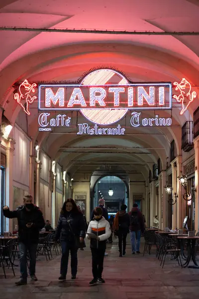 Torino, İtalya - 09 Kasım 2021: Piazza San Carlo 'daki bir portico' da 