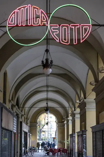 Torino, İtalya - 09 Kasım 2021: Kemerli bir geçitte ışıklı neon levha 