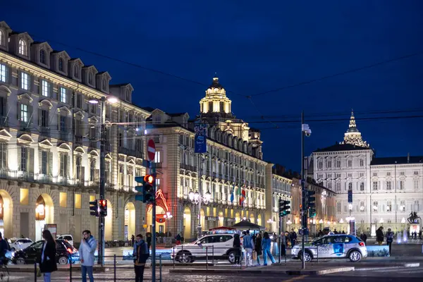 Torino, İtalya - 09 Kasım 2021: Geceleri Torino 'da Piazza Castello' daki aydınlık binalar, yaya geçitleri ve geçen araçlar.