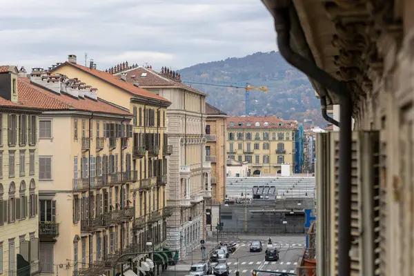 Torino, İtalya - 09 Kasım 2021: Corso Stati Uniti 'de trafik, arabalar, ambulanslar ve kaldırımlar binalarla dolu cadde boyunca yürüyen yayalar görülüyor.