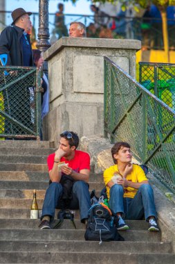 Paris, Fransa - 09 Kasım 2011: Montmartre 'deki Sacre-Ceour Bazilikası' na giden basamaklarda bir kalabalık toplandı