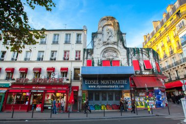 Paris, Fransa - 09 Kasım 2011: Paris 'te tarihi bir bina olan Elysee Montmartre, canlı kafeler ve şehir hayatının dinamik atmosferiyle çevrili süslü bir cephe ve heykel ayrıntıları sergiliyor.