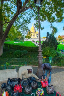 Paris, Fransa - 9 Kasım 2011: Montmartre 'deki sokak satıcıları sergilenen sahte tasarım çantaları sundular. Varlıkları, Paris 'in bu tarihi bölgesinin canlı atmosferiyle çelişiyor..
