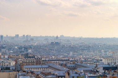 Paris, Fransa - 09 Kasım 2011: Geniş bir manzara, Paris 'in gökyüzünü yumuşak ve bulutlu bir gökyüzü altında yakalıyor ve uzaktaki çok sayıda bina ve simgesel simgeleri gösteriyor