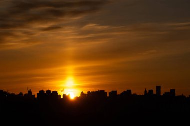 Kyiv silueti alacakaranlık renklerine karşı siluetlendi. Anavatan Anıtı solda görünüyor ve şehir ışıkları aşağıdaki karanlığı aydınlatmaya başlıyor..