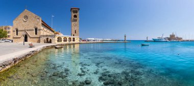 Mandraki limanı ve marina girişi. Hirsch ve Hirschkuh, Elafos ve Elafina, Rodos Heykeli 'nin yerine geyik ve geyik heykelleri. Eski kasabayı gezmek. Rodos, Yunanistan