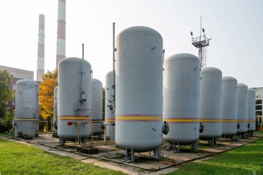 Hem karbondioksit hem de hidrojen depolamak için kullanılan büyük endüstriyel tanklar. Bağlı boru ve valfler, endüstriyel bir ortamda kontrollü gaz dağıtımını ve güvenli depolamayı sağlar