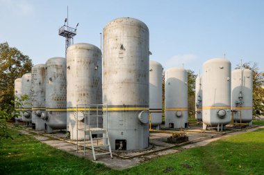 Hem karbondioksit hem de hidrojen depolamak için kullanılan büyük endüstriyel tanklar. Bağlı boru ve valfler, endüstriyel bir ortamda kontrollü gaz dağıtımını ve güvenli depolamayı sağlar