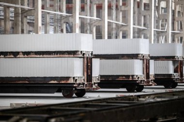 Havalandırılmış beton bloklar, AAC blokları (Otoklavize havalandırmalı beton), Fly ash veya Grey Cement Fly Ash Bricks endüstriyel üretimi. Bir otoklavda işlendikten sonra kesme blokları olan arabalar tedavi edilir.