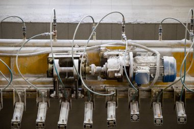 Havalandırılmış beton bloklar, AAC blokları (Otoklavize havalandırmalı beton), Fly ash veya Grey Cement Fly Ash Bricks endüstriyel üretimi. Makine, büyük iş parçalarını çelik tellerle keser..