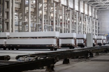 Havalandırılmış beton bloklar, AAC blokları (Otoklavize havalandırmalı beton), Fly ash veya Grey Cement Fly Ash Bricks endüstriyel üretimi. Bir otoklavda işlendikten sonra kesme blokları olan arabalar tedavi edilir.