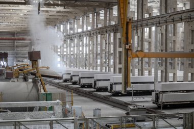 Havalandırılmış beton bloklar, AAC blokları (Otoklavize havalandırmalı beton), Fly ash veya Grey Cement Fly Ash Bricks endüstriyel üretimi. Otoklavlar ve tramvaylar kesilmiş. Atölyenin genel görünümü