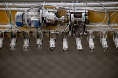Havalandırılmış beton bloklar, AAC blokları (Otoklavize havalandırmalı beton), Fly ash veya Grey Cement Fly Ash Bricks endüstriyel üretimi. Makine, büyük iş parçalarını çelik tellerle keser..