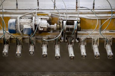 Havalandırılmış beton bloklar, AAC blokları (Otoklavize havalandırmalı beton), Fly ash veya Grey Cement Fly Ash Bricks endüstriyel üretimi. Makine, büyük iş parçalarını çelik tellerle keser..