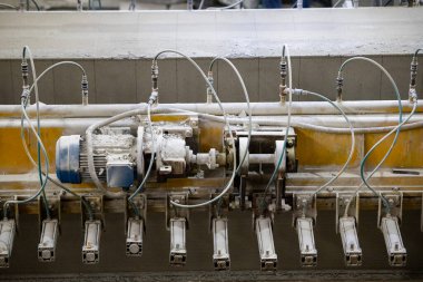 Havalandırılmış beton bloklar, AAC blokları (Otoklavize havalandırmalı beton), Fly ash veya Grey Cement Fly Ash Bricks endüstriyel üretimi. Makine, büyük iş parçalarını çelik tellerle keser..