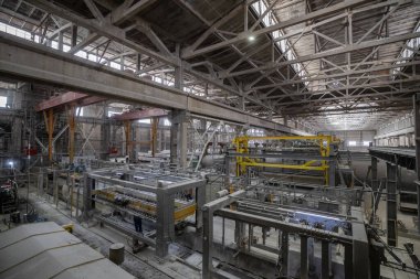 Havalandırılmış beton bloklar, AAC blokları (Otoklavize havalandırmalı beton), Fly ash veya Grey Cement Fly Ash Bricks endüstriyel üretimi. Kesme makinelerini ve otoklavları engelleyin. Atölyenin genel görünümü.