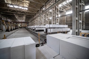 Havalandırılmış beton bloklar, AAC blokları (Otoklavize havalandırmalı beton), Fly ash veya Grey Cement Fly Ash Bricks endüstriyel üretimi. Otoklavlar ve tramvaylar kesilmiş. Atölyenin genel görünümü