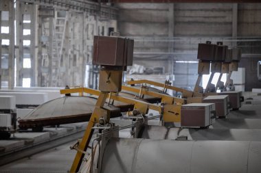 Havalandırılmış beton bloklar, AAC blokları (Otoklavize havalandırmalı beton), Fly ash veya Grey Cement Fly Ash Bricks endüstriyel üretimi. Otoklavlar ve tramvaylar kesilmiş. Atölyenin genel görünümü