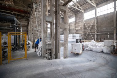 Havalandırılmış beton bloklar, AAC blokları (Otoklavize havalandırmalı beton), Fly ash veya Grey Cement Fly Ash Bricks endüstriyel üretimi. Tamamlanmış ürünler ahşap paletlerin üzerine istiflenmiştir.