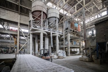 Havalandırılmış beton bloklar, AAC blokları (Otoklavize havalandırmalı beton), Fly ash veya Grey Cement Fly Ash Bricks endüstriyel üretimi. Silolardaki karışımın bileşenlerini birleştirin. Karıştırma hazırlama alanı.