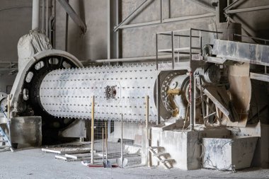 Havalandırılmış beton bloklar, AAC blokları (Otoklavize havalandırmalı beton), Fly ash veya Grey Cement Fly Ash Bricks endüstriyel üretimi. Toplam karışım silindirik top değirmeninde hazırlanır..