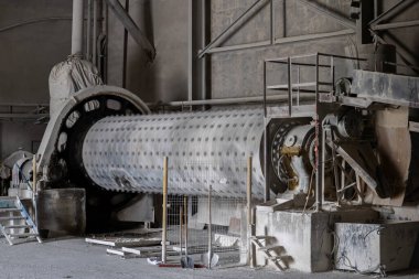 Havalandırılmış beton bloklar, AAC blokları (Otoklavize havalandırmalı beton), Fly ash veya Grey Cement Fly Ash Bricks endüstriyel üretimi. Toplam karışım silindirik top değirmeninde hazırlanır..