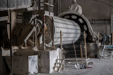 Havalandırılmış beton bloklar, AAC blokları (Otoklavize havalandırmalı beton), Fly ash veya Grey Cement Fly Ash Bricks endüstriyel üretimi. Toplam karışım silindirik top değirmeninde hazırlanır..