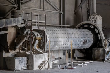 Havalandırılmış beton bloklar, AAC blokları (Otoklavize havalandırmalı beton), Fly ash veya Grey Cement Fly Ash Bricks endüstriyel üretimi. Toplam karışım silindirik top değirmeninde hazırlanır..