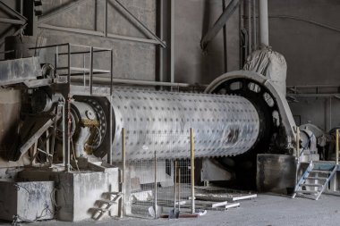 Havalandırılmış beton bloklar, AAC blokları (Otoklavize havalandırmalı beton), Fly ash veya Grey Cement Fly Ash Bricks endüstriyel üretimi. Toplam karışım silindirik top değirmeninde hazırlanır..