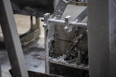 Havalandırılmış beton bloklar, AAC blokları (Otoklavize havalandırmalı beton), Fly ash veya Grey Cement Fly Ash Bricks endüstriyel üretimi. Makine, büyük iş parçalarını çelik tellerle keser..