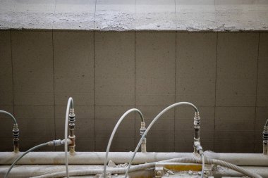 Havalandırılmış beton bloklar, AAC blokları (Otoklavize havalandırmalı beton), Fly ash veya Grey Cement Fly Ash Bricks endüstriyel üretimi. Makine, büyük iş parçalarını çelik tellerle keser..