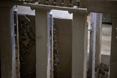 Havalandırılmış beton bloklar, AAC blokları (Otoklavize havalandırmalı beton), Fly ash veya Grey Cement Fly Ash Bricks endüstriyel üretimi. Makine, büyük iş parçalarını çelik tellerle keser..