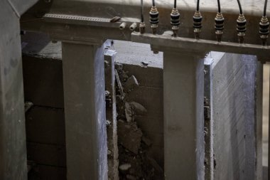 Havalandırılmış beton bloklar, AAC blokları (Otoklavize havalandırmalı beton), Fly ash veya Grey Cement Fly Ash Bricks endüstriyel üretimi. Makine, büyük iş parçalarını çelik tellerle keser..