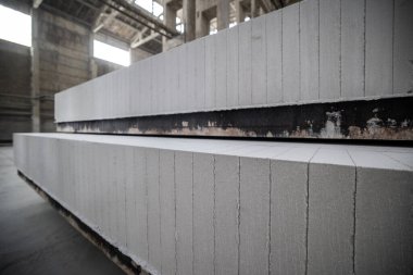 Havalandırılmış beton bloklar, AAC blokları (Otoklavize havalandırmalı beton), Fly ash veya Grey Cement Fly Ash Bricks endüstriyel üretimi. Bir otoklavda işlendikten sonra kesme blokları olan arabalar tedavi edilir.