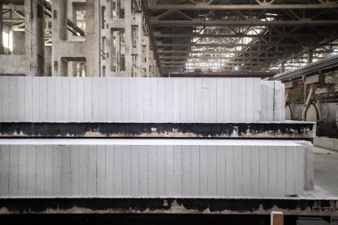 Havalandırılmış beton bloklar, AAC blokları (Otoklavize havalandırmalı beton), Fly ash veya Grey Cement Fly Ash Bricks endüstriyel üretimi. Otoklavlar ve tramvaylar kesilmiş. Atölyenin genel görünümü